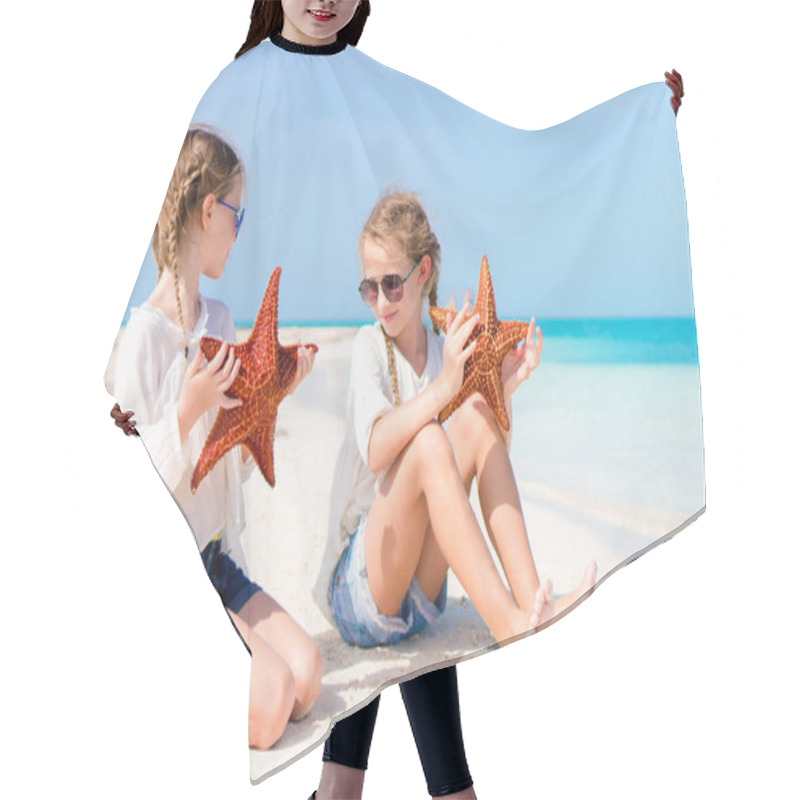 Personality  Adorable Little Girls With Starfishes On White Empty Beach Hair Cutting Cape