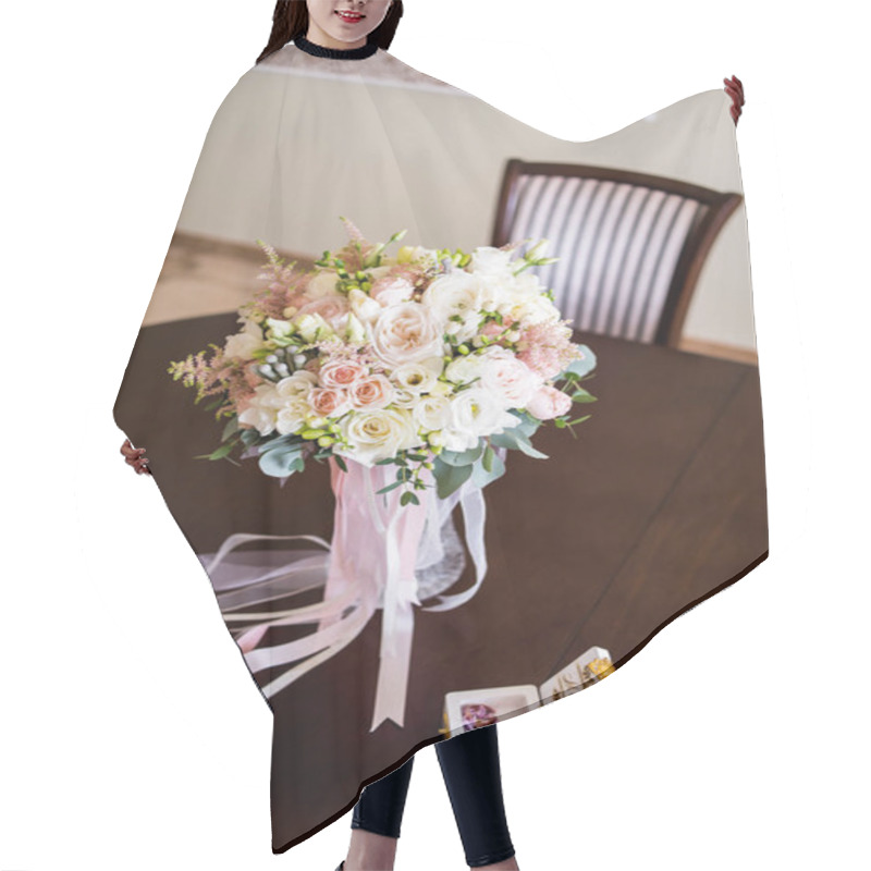 Personality  Beautiful Wedding Bouquet For Bride Hair Cutting Cape