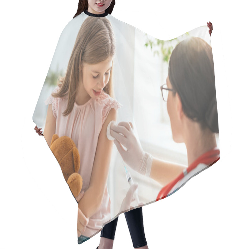 Personality  A Doctor Making A Vaccination To A Child Hair Cutting Cape