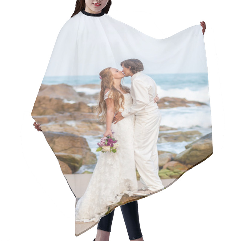 Personality  Bride And Groom On The Tropical Beach Hair Cutting Cape