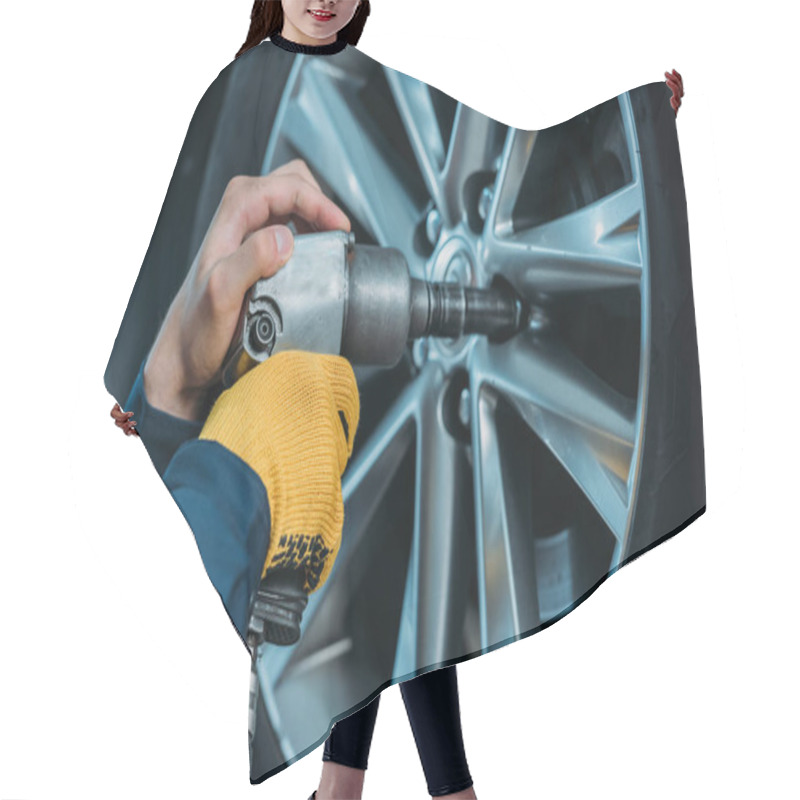 Personality  Automechanic Unscrewing Tire Bolts Hair Cutting Cape