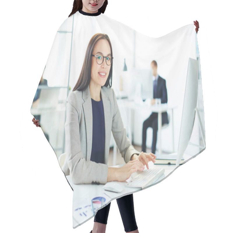 Personality  Asian Businesswoman Working Hair Cutting Cape