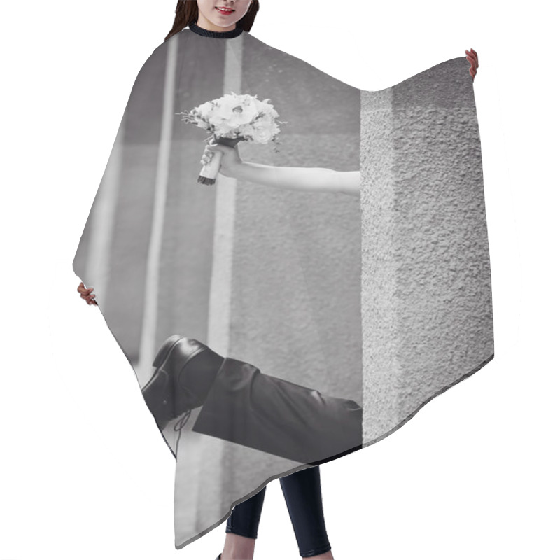 Personality  Leg Of The Bride And Groom With A Bouquet Of Hand, Black And White Hair Cutting Cape