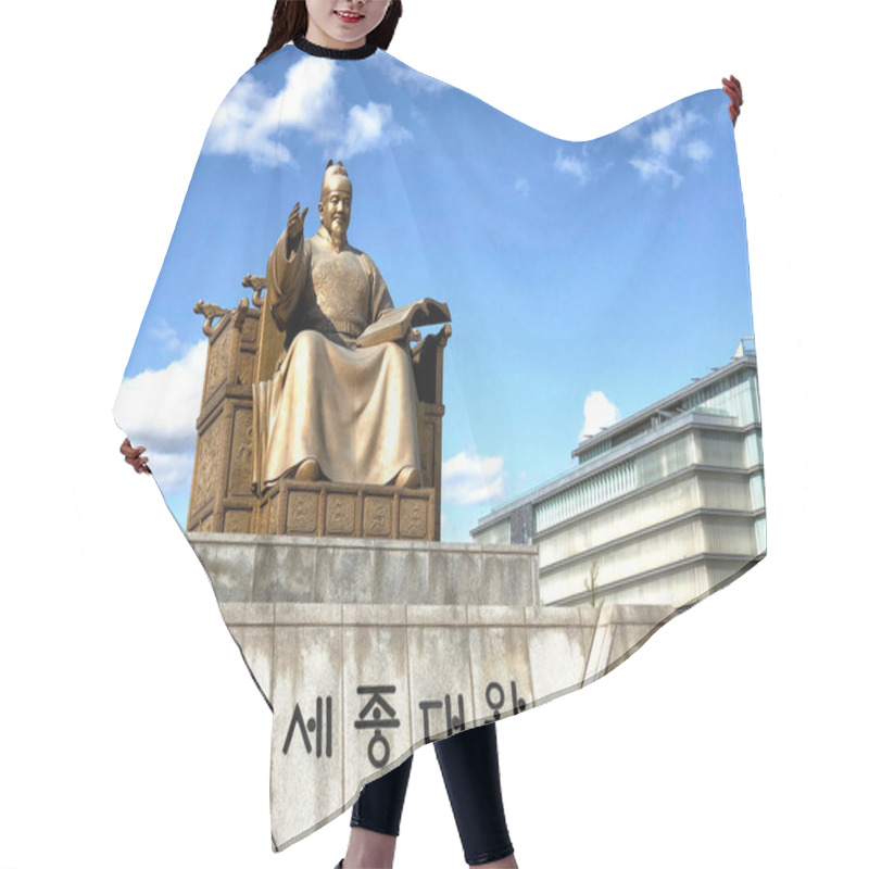 Personality  The Statue Of King Sejong The Great - Gwanghwamun Square Seoul,  Hair Cutting Cape