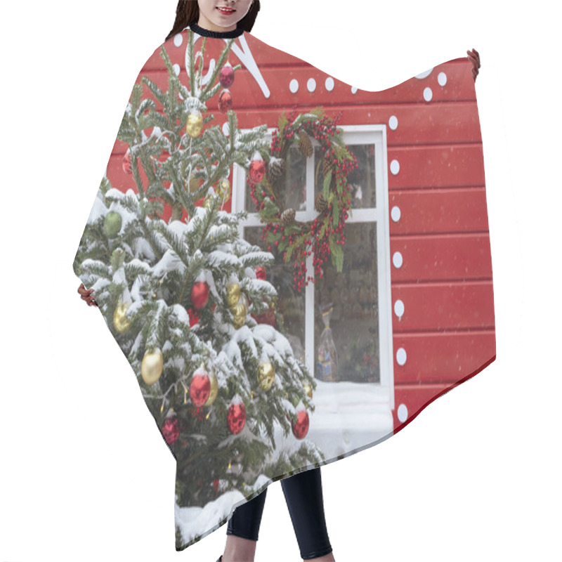 Personality  Decorated Christmas Tree On The Background Of A Red Fairytale House. Hair Cutting Cape