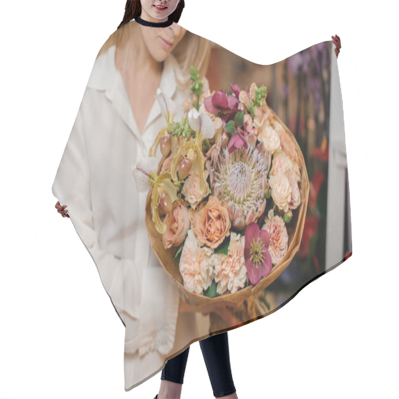 Personality  Girl Holding A Beautiful Bouquet Of Champagne Colour Flowers Hair Cutting Cape