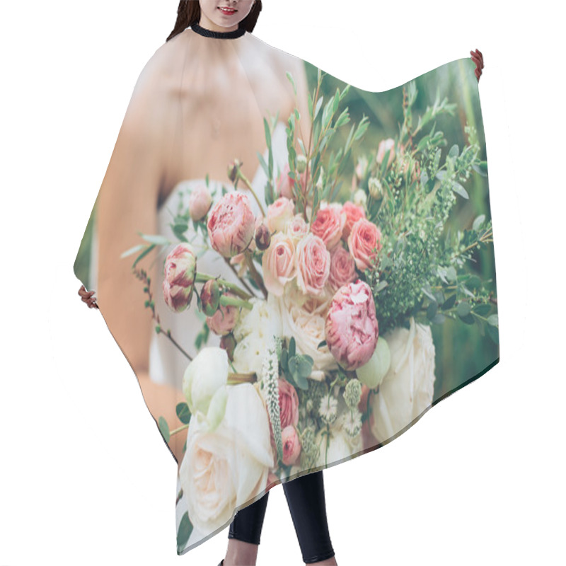 Personality  Bride Holding Wedding Bouquet Hair Cutting Cape