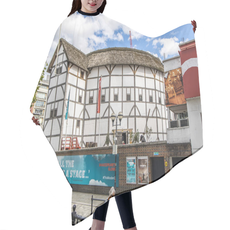 Personality  London, UK- August 6, 2023: Shakespeare's Globe Museum Is A Reconstruction Of The Globe Theatre, An Elizabethan Playhouse For Which William Shakespeare Wrote His Plays Hair Cutting Cape