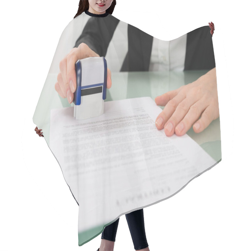 Personality  Businesswoman Stamping Contract Hair Cutting Cape