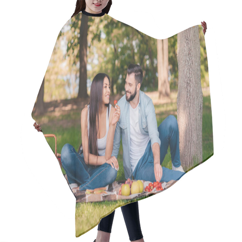 Personality  Couple Having Picnic Hair Cutting Cape