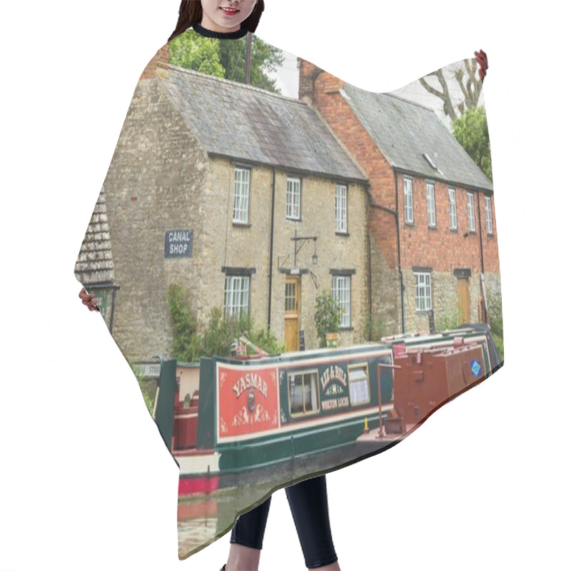 Personality  NORTHAMPTONSHIRE, UK - May 25, 2022. Narrowboats And Canal Shop At Stoke Bruerne, A Historic Village On The Grand Union Canal Hair Cutting Cape