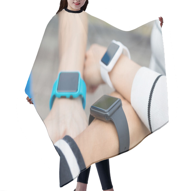 Personality  Group Of People Wearing Smartwatch Hair Cutting Cape