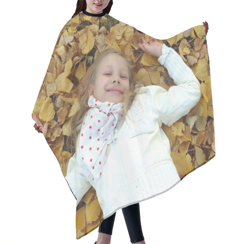 Personality  Little Girl Lying On Autumn Leaves Hair Cutting Cape