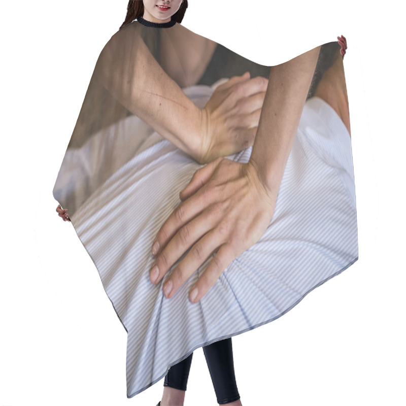 Personality  Shiatsu Massage On The Ground Hair Cutting Cape