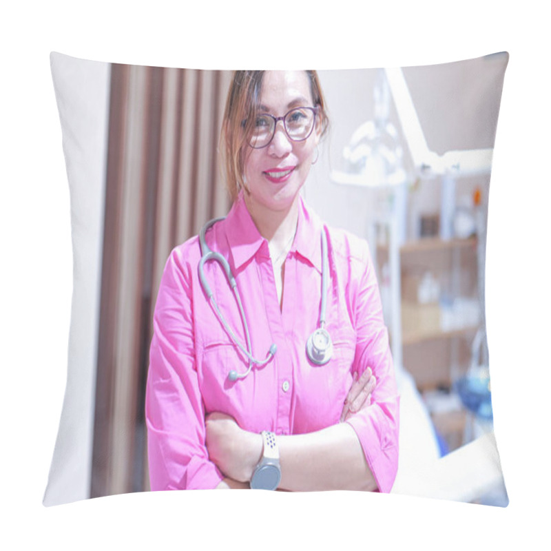 Personality  A Medical Professional In A Pink Shirt Holds A Stethoscope In A Clinic Setting, Ready For Patient Examination. The Background Includes Medical Equipment, Emphasizing A Healthcare Environment. Pillow Covers