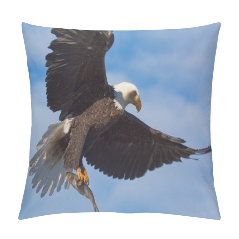 Personality  Bald Eagle Carrying A Fish Pillow Covers