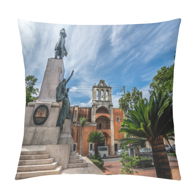 Personality  Parque Duarte In The Old Part Of Santo Domingo Called Zona Colonial, With Colonial Building In Background Pillow Covers