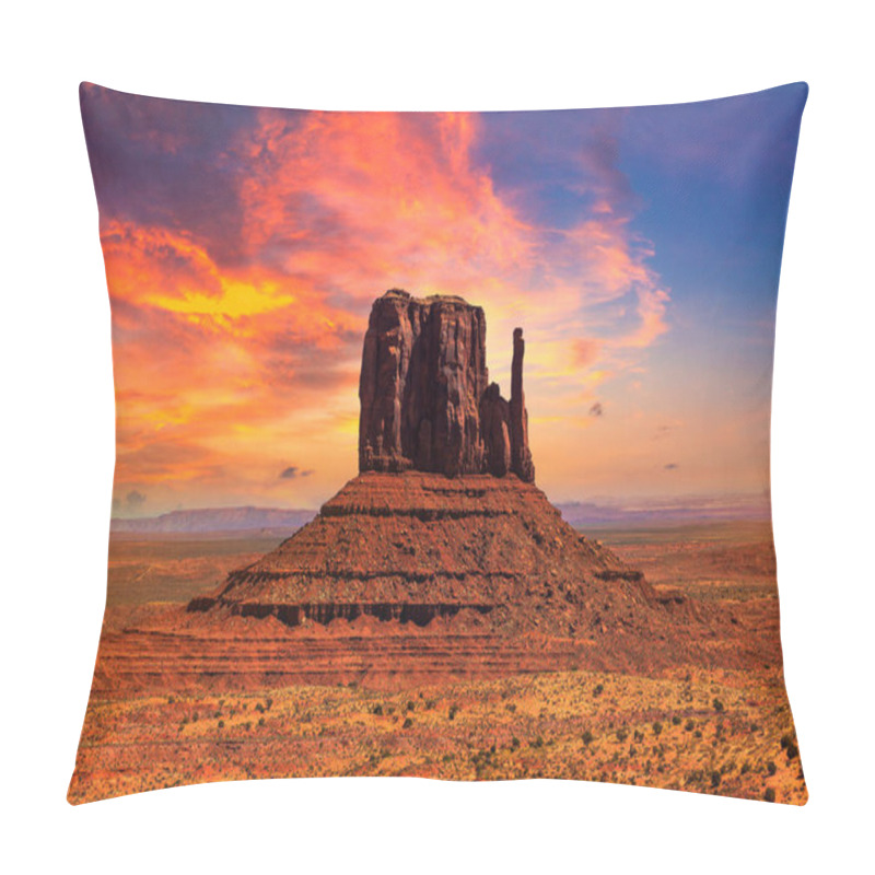 Personality  Monument Valley At Amazing Sunset, Arizona, USA Pillow Covers