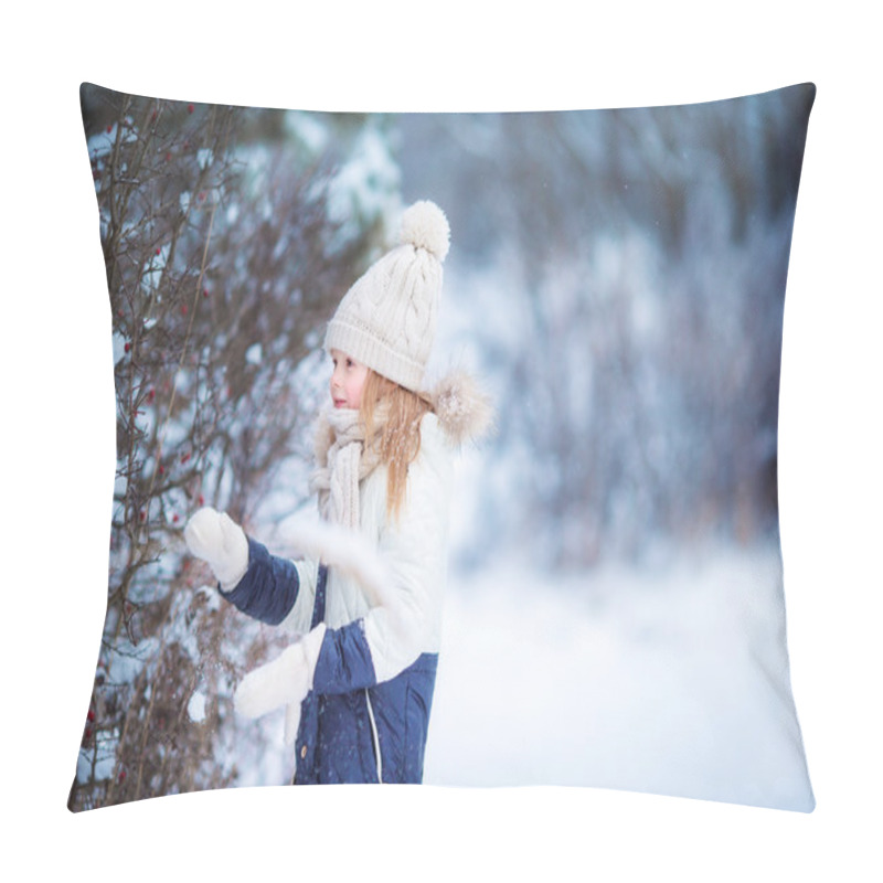 Personality  Adorable Little Girl In Frozen Winter Day Outdoors Pillow Covers