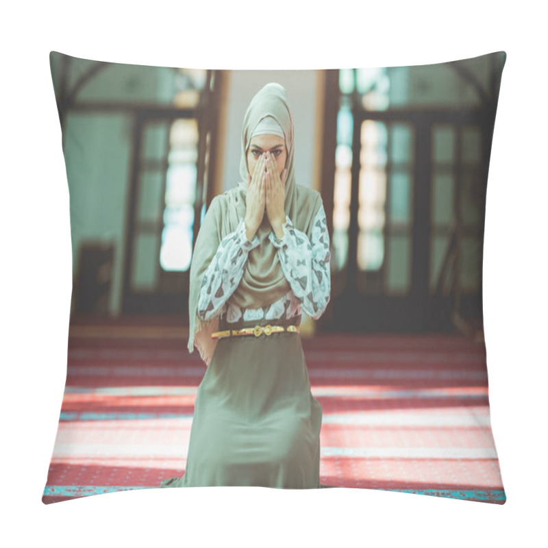 Personality  Muslim Woman Praying In Mosque Pillow Covers