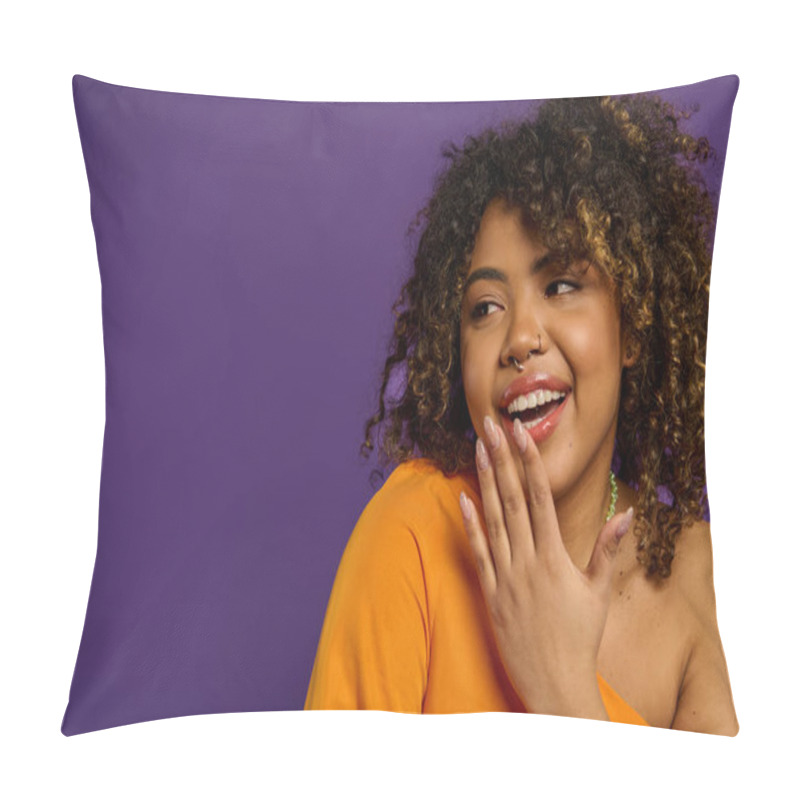 Personality  A Striking African American Woman, Styled Impeccably, Exudes Confidence Against A Colorful Backdrop. Pillow Covers