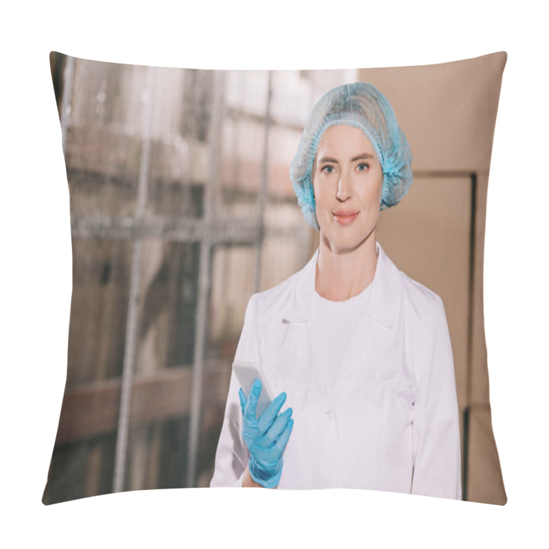 Personality  Attractive Storekeeper In Hairnet Smiling At Camera While Holding Smartphone Pillow Covers