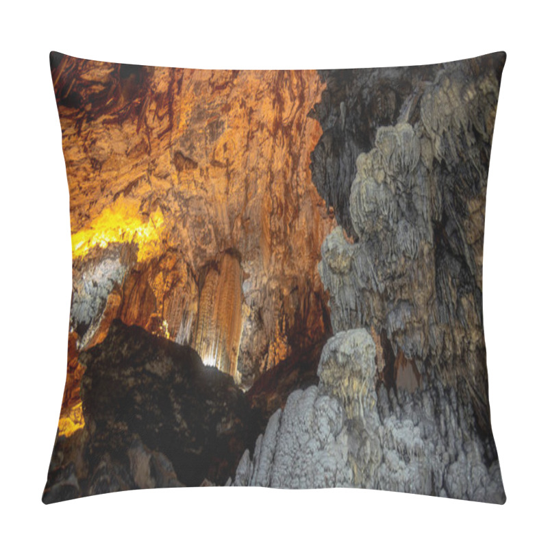 Personality  Stunning Stalactites And Stalagmites Decorate The Cavernous Interiors Of Grutas De Cacahuamilpa National Park. Illuminated By Warm, Ambient Lighting, The Breathtaking Rock Formations Create A Mesmerizing Landscape. Pillow Covers