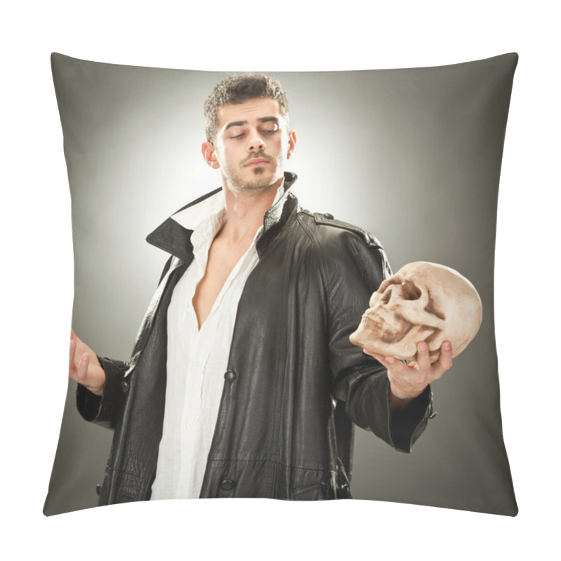 Personality  Modern Hamlet With Skull Portrait On Black Background Pillow Covers