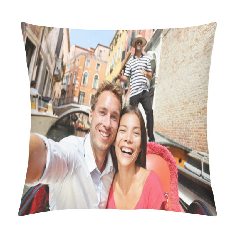 Personality  Couple Taking Picture In Gondola On Venice Pillow Covers