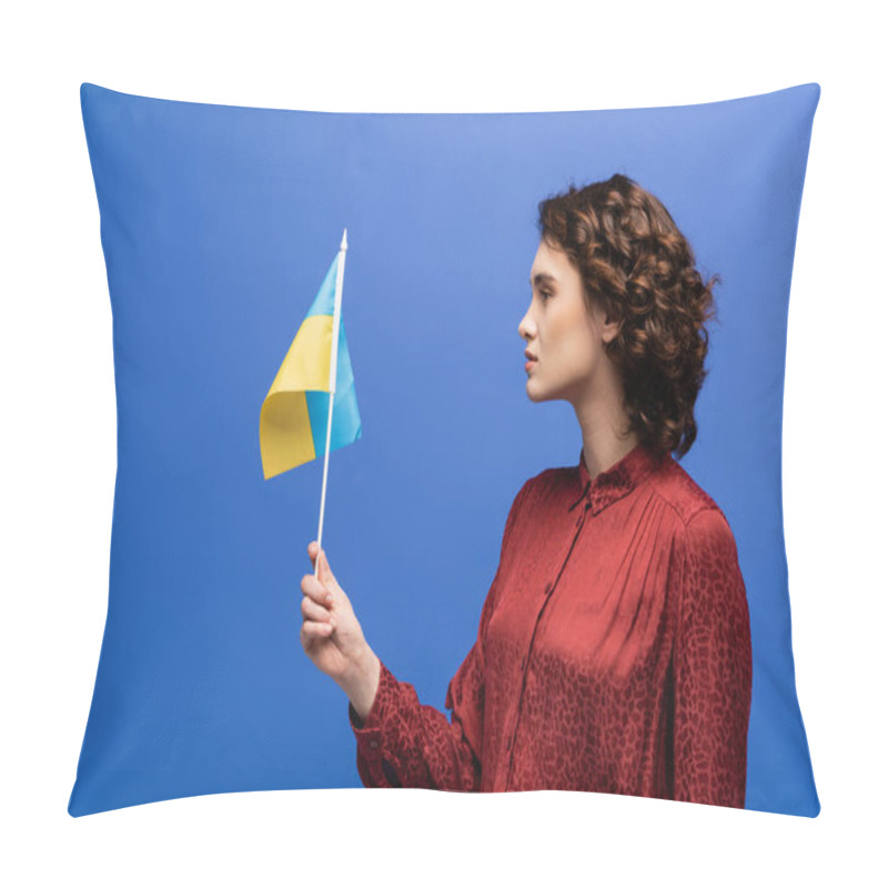 Personality  Side View Of Curly Language Teacher Holding Flag Of Ukraine Isolated On Blue  Pillow Covers