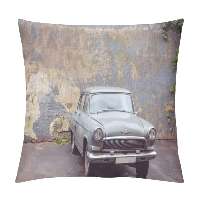 Personality  Retro Car Volga GAZ 21 On The Background Of An Old Worn Wall Pillow Covers