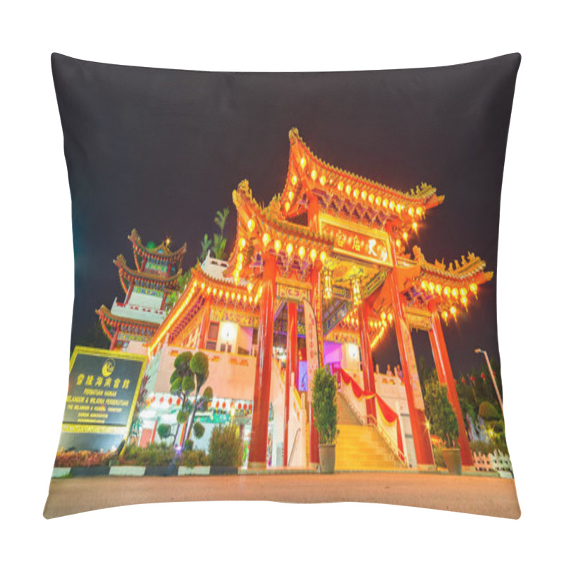 Personality  Tourists Visit The Scenic Thean Hou Temple Pillow Covers