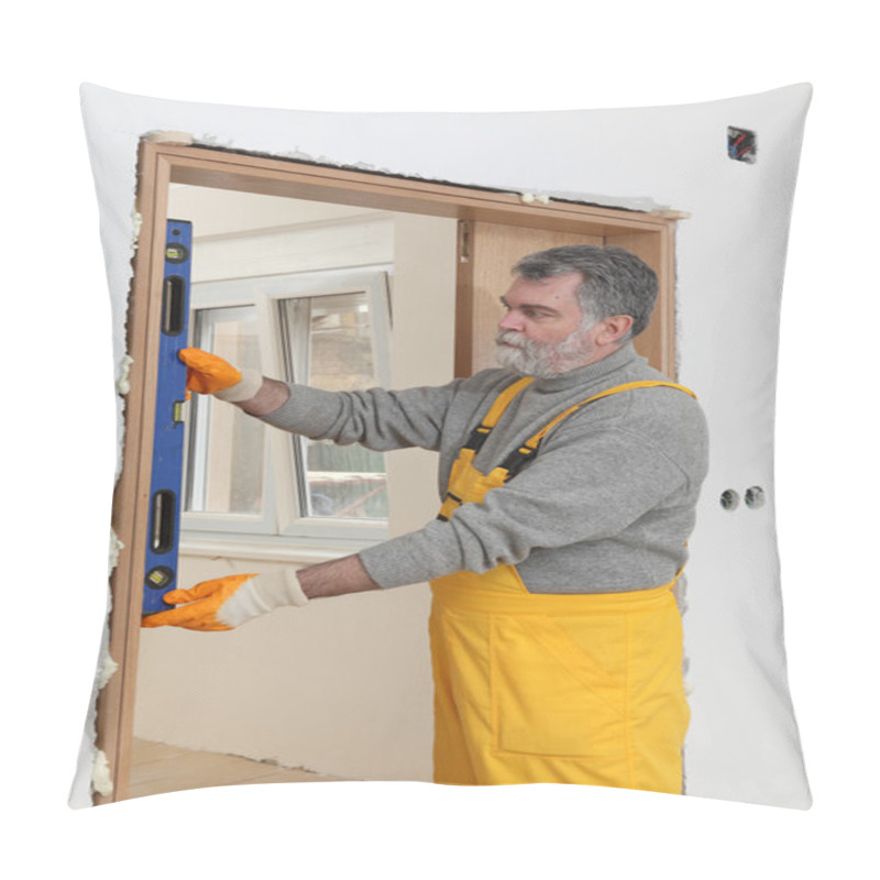 Personality  Builder Measure Verticality Of Door With Level Tool Pillow Covers