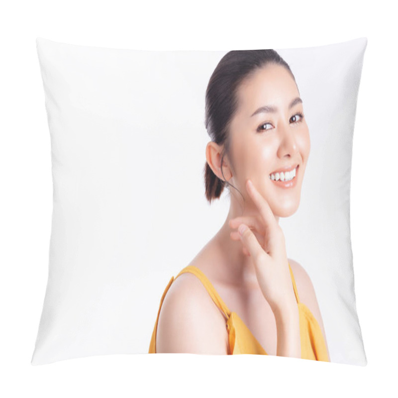 Personality  Asian Woman Apply Natural Makeup On Her Beautiful Face. Attractive Beautiful Young Lady Has Perfect Skin, Moist Skin Face And Body Because She Looks After Herself Very Well. Smiley Face, Copy Space Pillow Covers