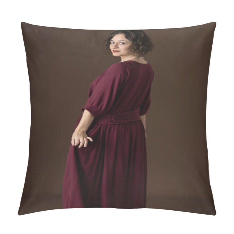 Personality  A 1920s Woman Wearing A Dark Red Day Dress And Standing Against A Studio Backdrop Pillow Covers