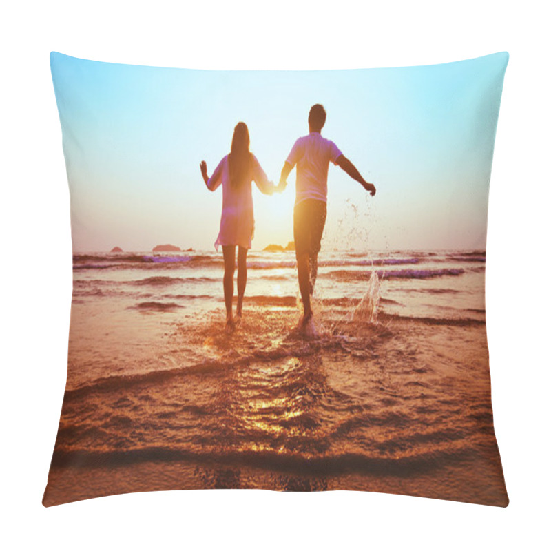 Personality  Happy Couple  On The Beach Pillow Covers