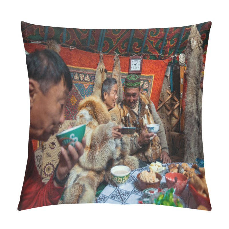 Personality  Kazakhs Family Of Hunters Pillow Covers