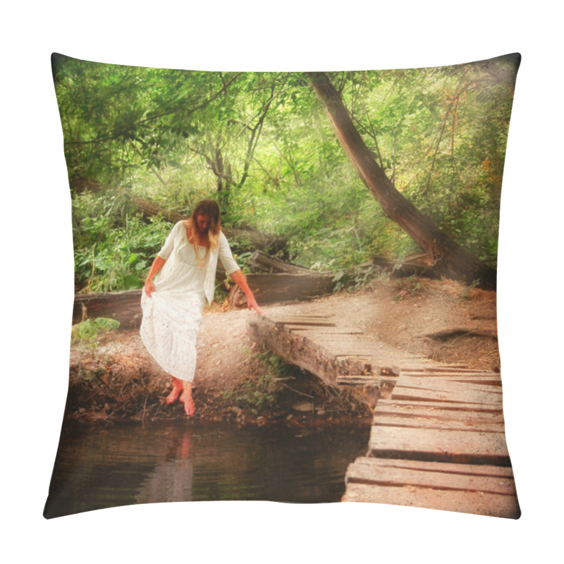 Personality  Pretty Woman In A Thicket Pillow Covers