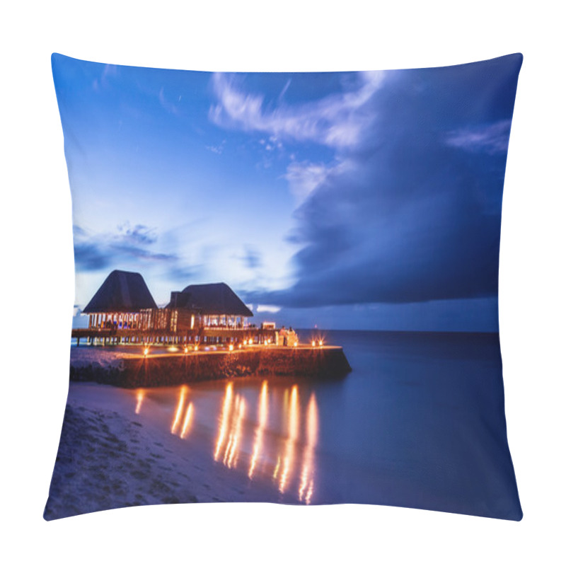 Personality  Romantic Restaurant On The Beach Pillow Covers