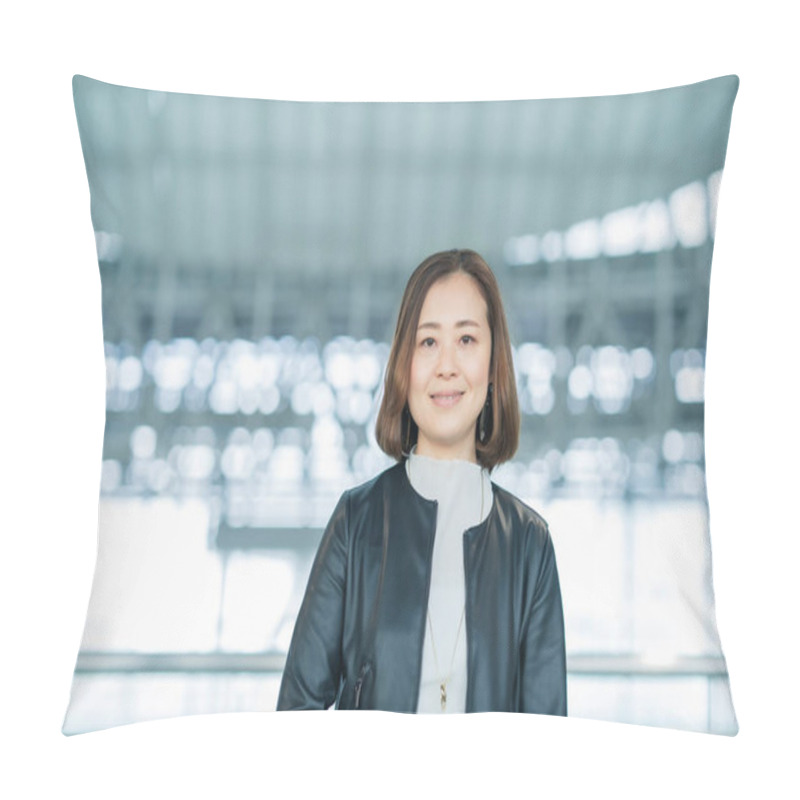 Personality  Casually Dressed Asian Business Woman In The Space Of Office Building Pillow Covers