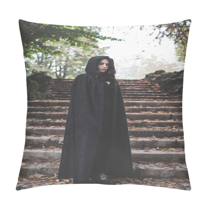 Personality  Vampire Woman With Mantle Pillow Covers