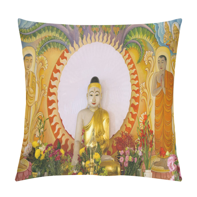 Personality  Enlightened Buddha Sitting Under The Bodhi Tree Pillow Covers