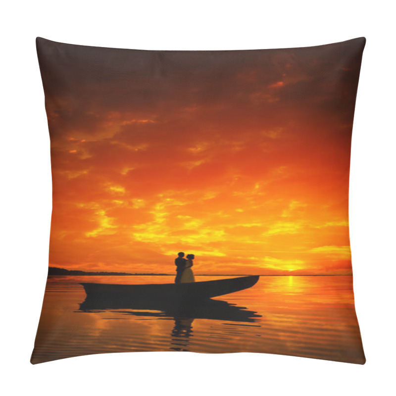 Personality  Silhouette Of A Couple Kissing In Boat On River In Sunset Pillow Covers