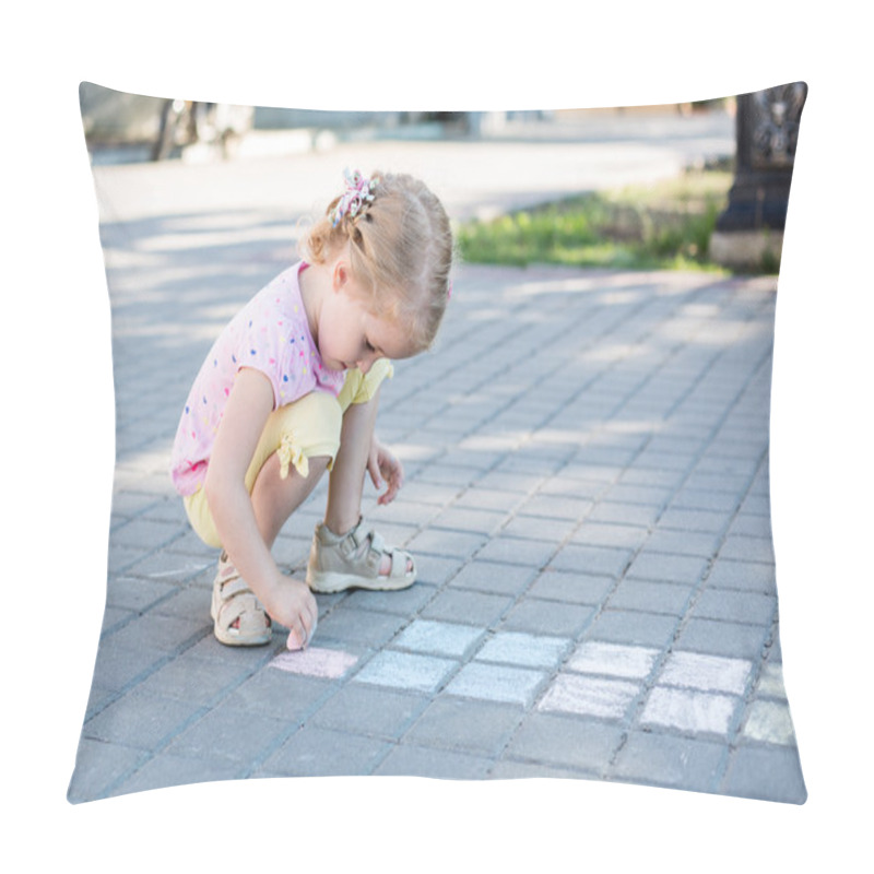 Personality  Cute Little Girl Drawing With Chalk Pillow Covers