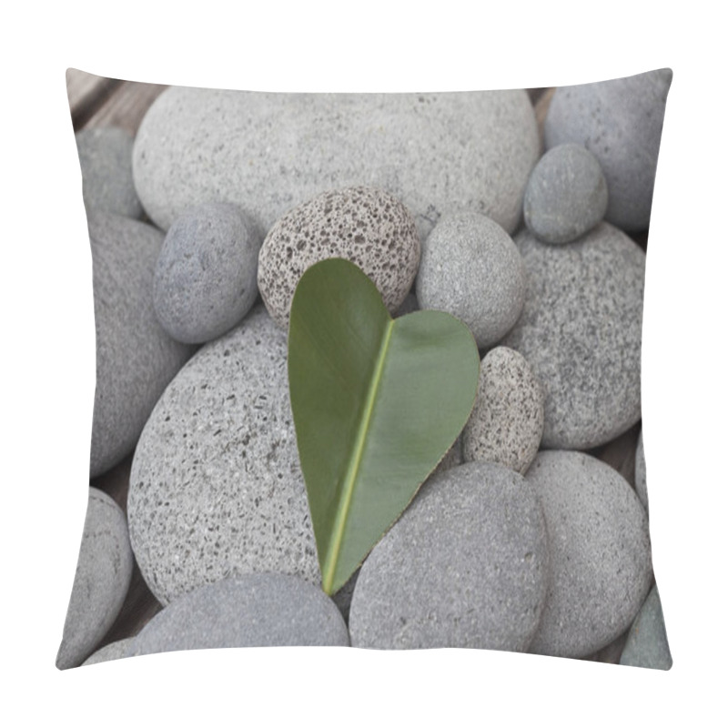 Personality  Heart Shaped Leaf On Pebble Pillow Covers