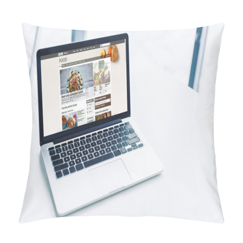 Personality  Laptop With Bbc Food Website Pillow Covers