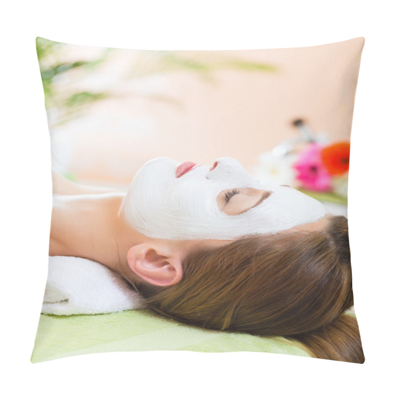 Personality  Woman Getting Face Mask Pillow Covers