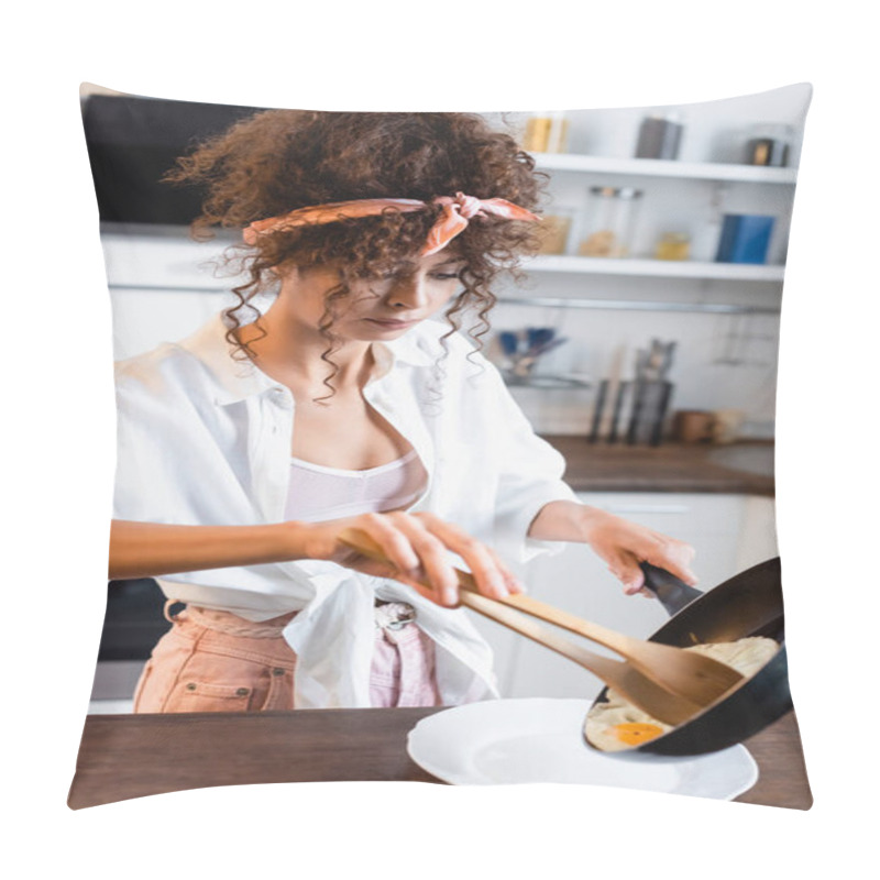 Personality  Curly Young Woman Holding Frying Pan And Kitchen Tongs While Serving Fried Eggs On Plate Pillow Covers