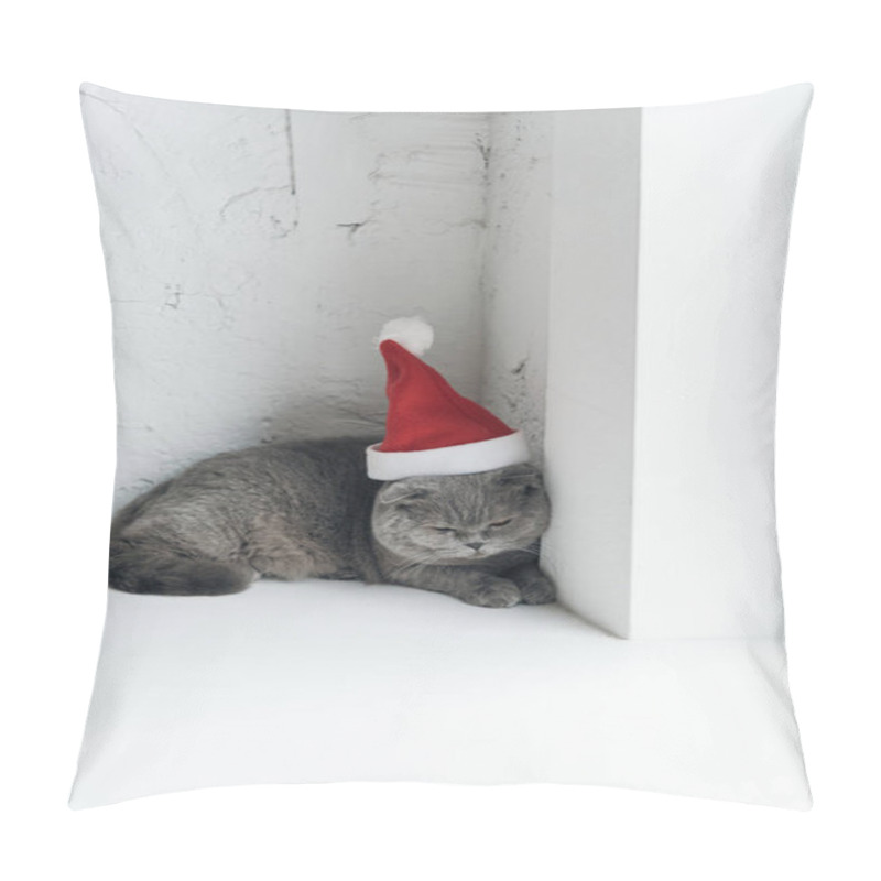 Personality  Close-up Shot Of Adorable Scottish Fold Cat In Santa Hat Lying On Windowsill Pillow Covers