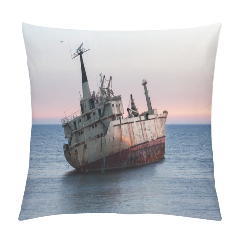 Personality  Sinking Ship Wreck Pillow Covers